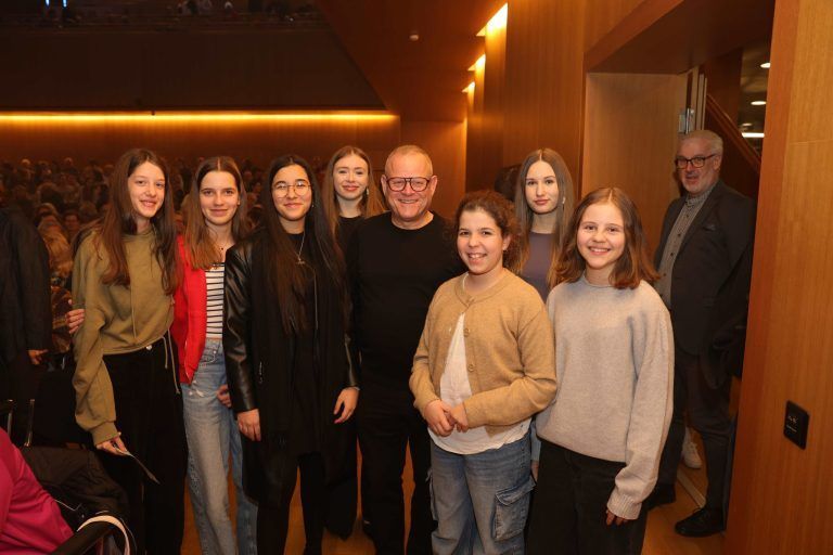 Ungewöhnlicher A-capella-Abend: Chjorleiter-Legende Oskar Egle mit Mädchen von der Dornbirner Musikmittelschule Bergmannstraße