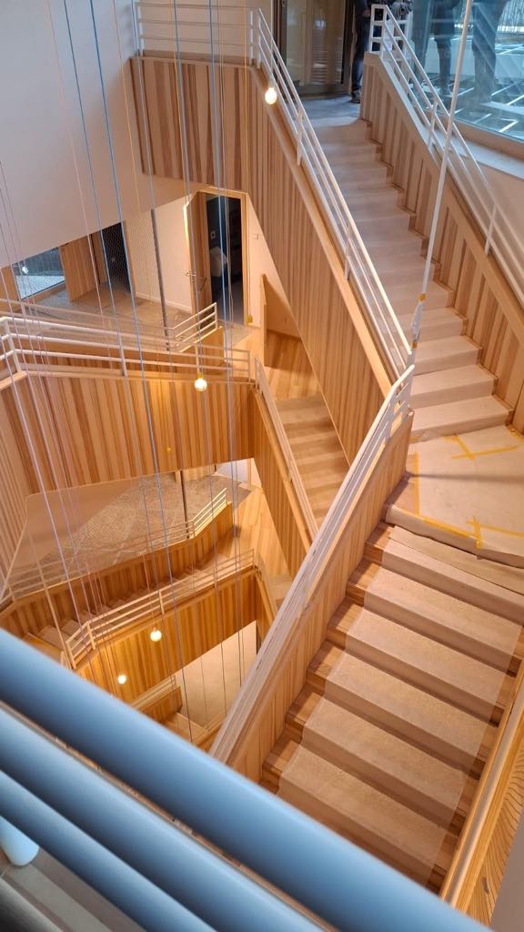 Großer Schritt für die beste Betreuung: Kinderhaus ist fertiggestellt. Kinderhaus. Viel Holz im neuen Kinderhaus. Holzbauweise bevorzugt. Stiegenhaus ist modern. Alles Neu. Perfekte Rahmenbedingungen im Kinderhaus Markt. Stiege 1a. Stiegenhaus in Perfektion. Ideale Räume für die Kleinkinder. Umkleidekabinen. Spielgeräte. Anrichteküche. Räume sind perfekt abgestimmt. Alles Neu. Stiegenhaus. Außenansicht. Außenansicht. Richtung Basilika Blick. Beste Lage das Kinderhaus. Alles unter einem Hut im Kinderhaus. Basilika vor den Augen des Kinderhauses. (Bildergalerie)