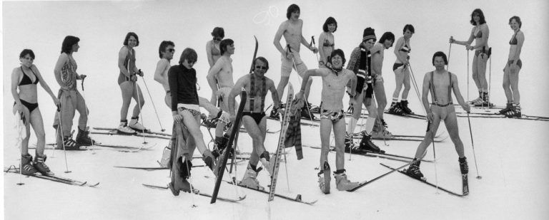 Studenten sind Tourismus-Botschafter : Ein Fotodokument aus den frühen 1970-er-Jahren: Von den fast fünf Jahrzehnten Schulskiwochen des Dillinger Gymnasiums am Körbersee bleiben auch solche verrückten Ideen in Erinnerung. Viele der Skiwochen-Teilnehmer machten große Karriere – so der heutige Bischof und Dompropst des Bistums Augsburg, Dr. Anton Losinger, damals bei der coolen Bademodenshow im Schnee dabei.