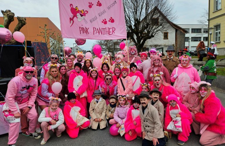 Ore-Ore-Kinderfasching mit großartigem Umzug in Lochau: „Pink Panthers“ aus Hörbranz. Ruggi, Ruggi, Hooo!