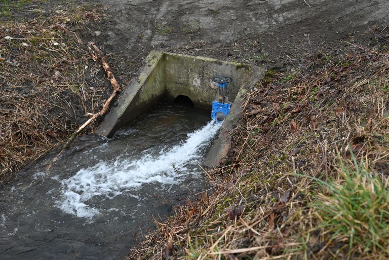Neues Wasserbauprojekt „Am Rohr“ erfolgreich abgeschlossen: Ein Schieber reguliert den Zufluss in den Zuleitungsgraben.