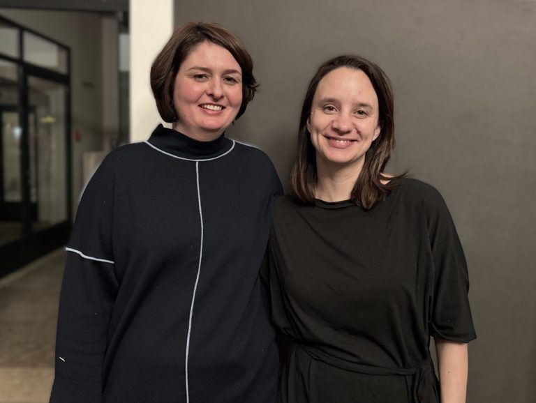 Eindringliches Schauspiel feierte Premiere: Unter den Premierengästen: Autorin Elena Messner (re.) und Jenny Dünser.