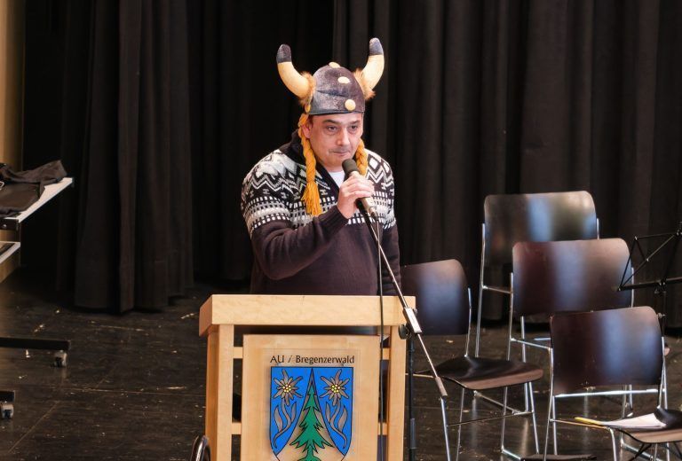 Ein kunterbuntes Kinderfaschingskonzert: Vizedirektor Reinhard Fetz führte als Wikinger durch das Programm.