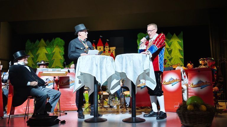 Bürgermeister Walter Gohm und Burggraf Markus I alias Markus Pedot. 