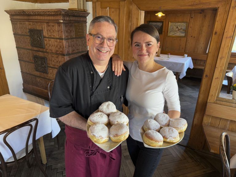 Dorobiorar lachand übor d´Rätscho: Gemsle Chef Robert Schweizer spendierte mit Christina Leippi die Faschingskrapfen