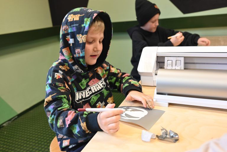 Kreativer Sticker-Workshop im dô: Henrik hat sich gleich mehrere Sticker gemacht.