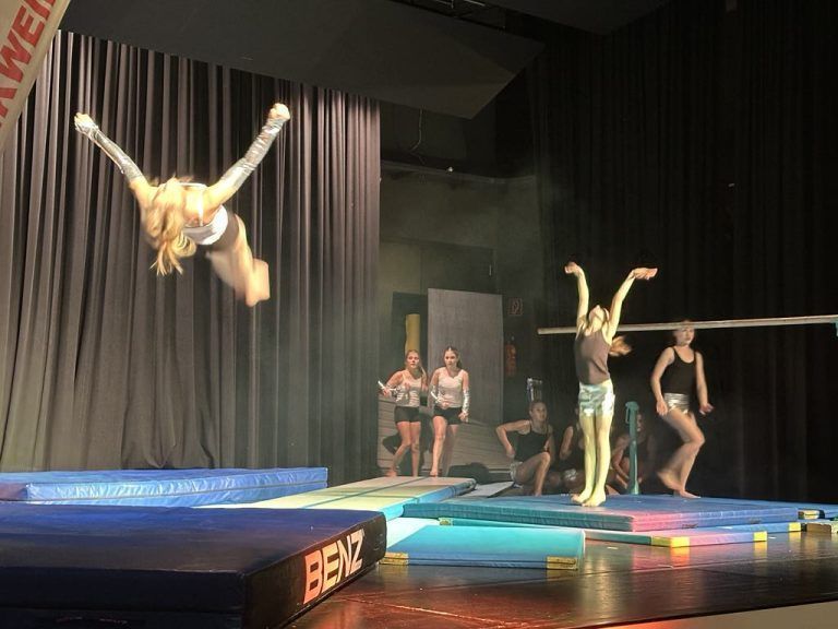 Glamouröses Comeback: 1. Rankweiler Spitzenpolitiker machten eine gute Figur; 2. Zuschauer kamen voll auf ihre Kosten; 3. Rankweiler Spitzenpolitiker applaudierten; 4. Akrobatik der jungen Turner; 5. Moderator Stefan Salzmann; 6. Abordnung vom Närrischen Kleeblatt mit Monika Dobler; 7. Bürgermeisterin Katharina Wöss-Krall mit Gatte Marco; 8. Vizebürgermeister Andreas Prenn mit Gattin Cornelia; 9. KI mit Turnvorführung; 10. Junge Talente der Turnerschaft; 11. Viele charmante Frauen mit den Gatten waren dabei; 12. Chefin Elke Sonderegger (r.) mit einem Ballgast; 13. Tanzstunde für viele; 14. Obmann Sonderegger (l.) mit einem Besucher; 15. Showeinlage mit Rankweils Spitzenpolitiker; 16. Politiker am Barren; 17. Politiker mit Übung am Barren; 18. Politiker am Barren mit Härtetest; 19. Rankweiler Politiker jubelten nach den Einheiten; 20. Freude der Rankweiler Politiker war groß; (Bildergalerie)