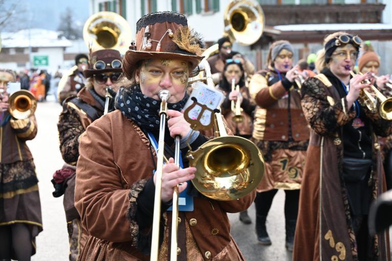 Guggamusiker aus nah und fern sorgten für den typischen schrägen Guggamusiksound.