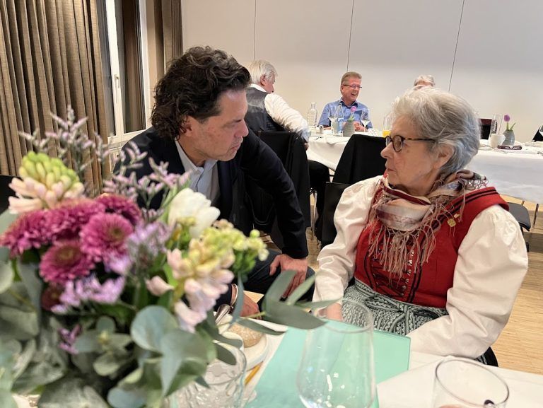 Tanz und Tradition lebt weiter: 1. Manfred Rädler gratuliert der Langzeitmitgliederin. 2. Langzeitobmann Herbert Frei mit einer langjährigen Mitgliederin. 3. Mitglieder der Trachtengruppe Feldkirch stoßen auf das neue Jahr an. (Bildergalerie)