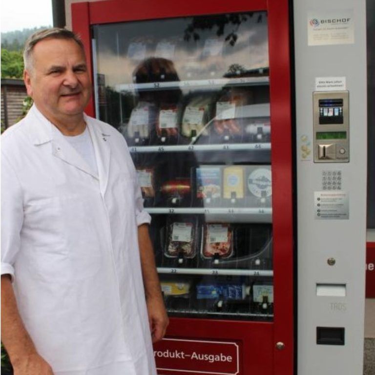 „Zum Conny goh“ ist bald Geschichte : Neben dem Kauf von Fleisch- und Wurstwaren auf Bestellung und Abholung bleibt den Kunden auch das Rund-um-die-Uhr-Angebot im Automaten.