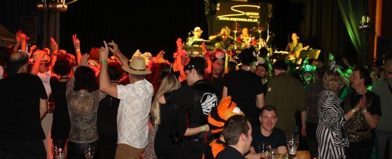 Im Dschungel ging die Party ab : Kaum eine Pause war den Tanzfreudigen gegönnt, die auf der Tanzfläche für großes Gedränge sorgten.