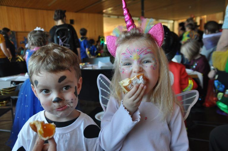 Kinderfasching in Ludesch: Frank und Ida mit den herrlichen Krapfen