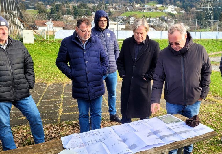 Neuer Sportheimtrakt für den SV typico Lochau: Architekt Hermann Boss präsentierte den Anrainern bei der Bauverhandlung die Pläne vom Erweiterungsbau im Stadion Hoferfeld.