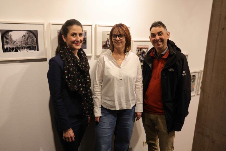 Mikrokosmos Marktgasse: StR Natascha Soursos, Nicole Fink und Bildhauer Oliver Bischof.