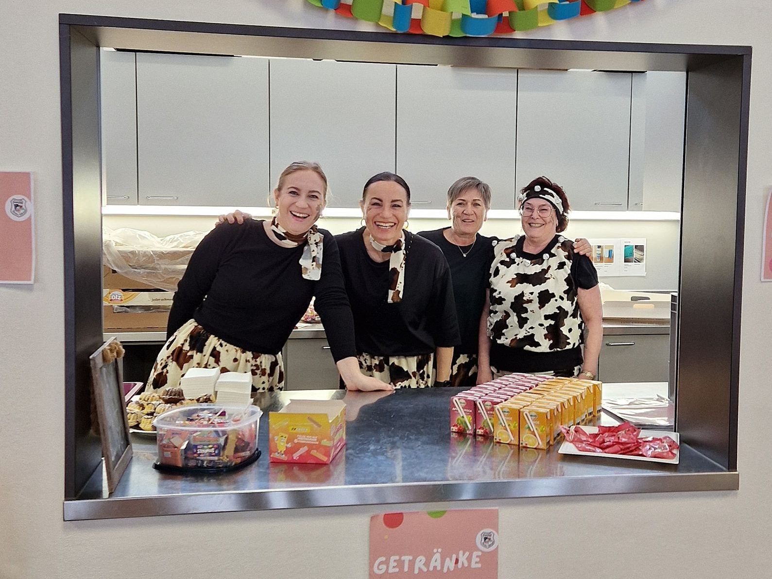 Ein buntes Spektakel für die ganze Familie: An der Kuchentheke konnten sich die Partytiger mit süßen Leckereien stärken.