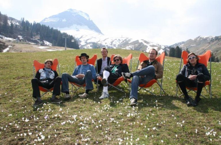 Wälder Tourismus mit toller Halbzeitbilanz : Zwölf Jahre später das andere Extrem – 2011 gab es den spätesten Ostertermin seit Menschengedenken und damit die längste Skisaison, die bis zum Weißen Sonntag am 1. Mai dauern sollte. Eine Warmfront ließ den Schnee in der Karwoche dahinschmelzen, der Liftbetrieb musste vorzeitig eingestellt und das Saisonschlusskonzert mit den Holstuonarn – sie posierten für die Fotografen auf komplett ausgeaperter Piste, auf der sogar schon Frühlingsblumen blühten – vorverlegt werden.