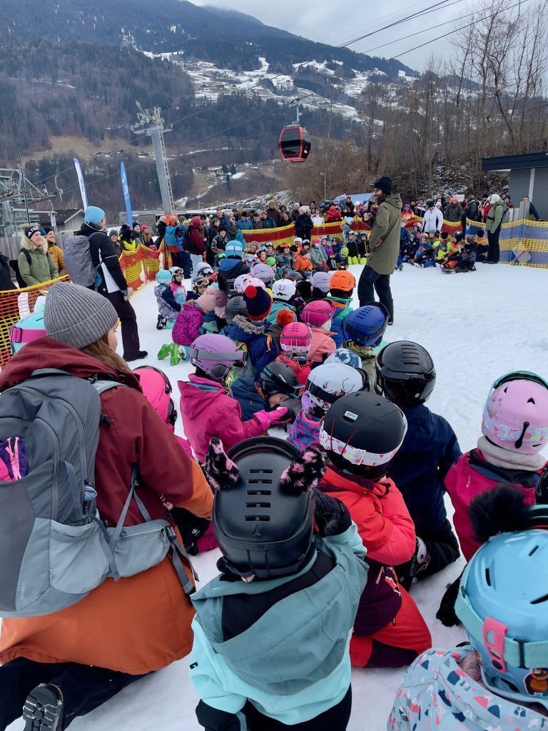 Megacoole Winterwoche am Bildungscampus : Anfeuern beim Schirennen