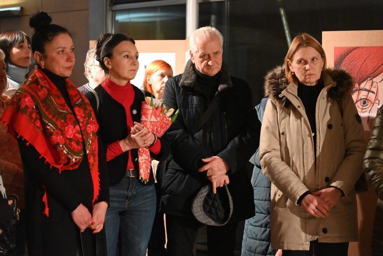 Krieg durch Kinderaugen erklärt: Die anwesenden Frauen hörten berührt bei der Eröffnungsrede zu,