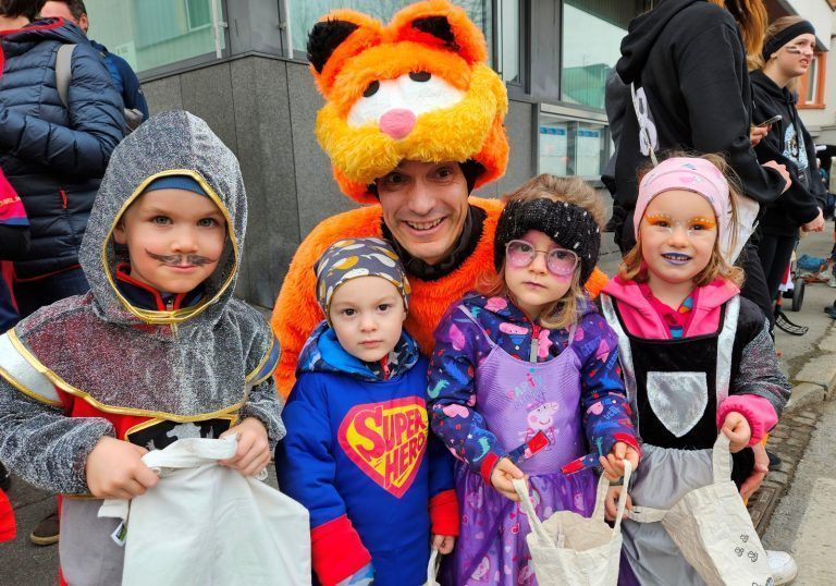 Ore-Ore-Kinderfasching mit großartigem Umzug in Lochau: Viel Spaß für die vielen kleinen Mäschgerle war natürlich das Zuckerle-Werfen bzw. das Zuckerle-Einsammeln.
