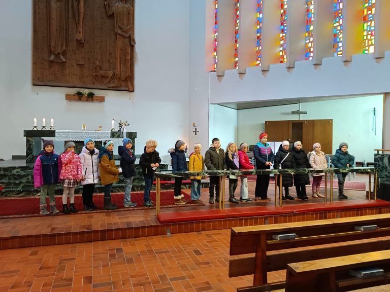 21 Kinder aus Vandans konnten sich im Rahmen einer Radiomesse der Gemeinde vorstellen.