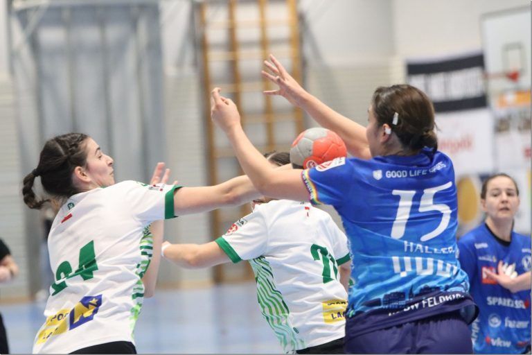 Monika Haller (r.) warf sieben Treffer für Feldkirch.