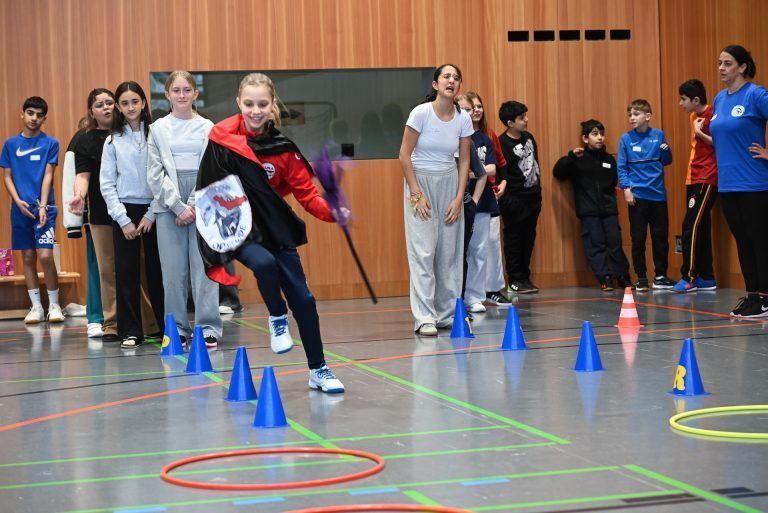 Magische Olympiade an MS Mittelweiherburg: Viel Spaß hatten die Kinder beim Besenreiten.