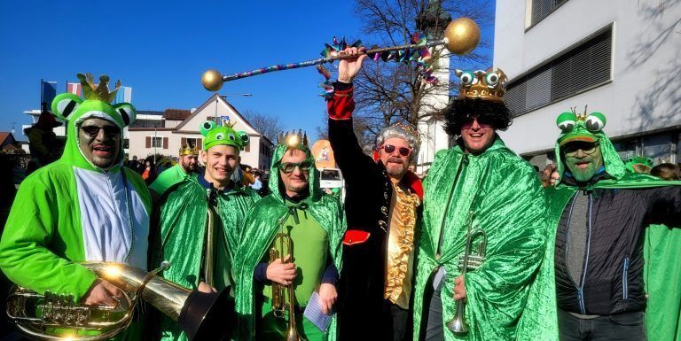 Dabei sein und mitmachen lautet die Devise für Jung und Alt beim internationalen Lochauer Faschingsumzug. Der Musikverein Lochau als märchenhafte Froschkönige marschiert voran. Ore, Ore!