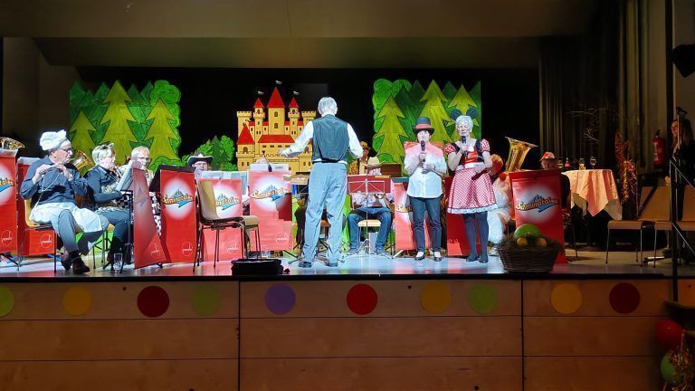 Seniorenfasching mit Spitzenprogramm: Die „Saminataler“ sorgten mit böhmischer Volksmusik für beste Stimmung im Adalbert-Welte-Saal.