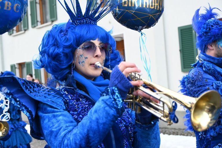 Fröhlich, bunt und laut: Guggamusiker aus nah und fern sorgten für den typischen schrägen Guggamusiksound.