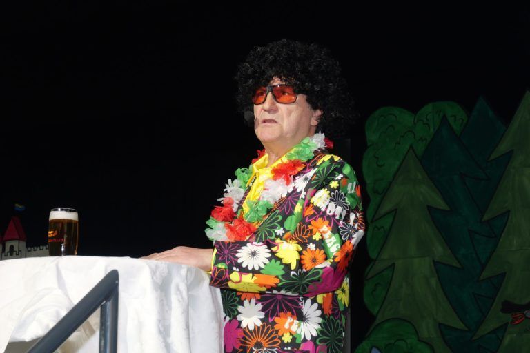 Seniorenfasching mit Spitzenprogramm: Altbürgermeister Eugen Gabriel sorgte mit seinen launigen Seitenhieben in die Politik für Heiterkeit.