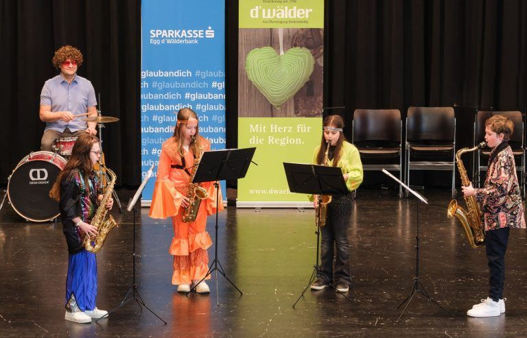 Ein kunterbuntes Kinderfaschingskonzert: "Saxerando" begeisterte mit einem ABBA-Hit.