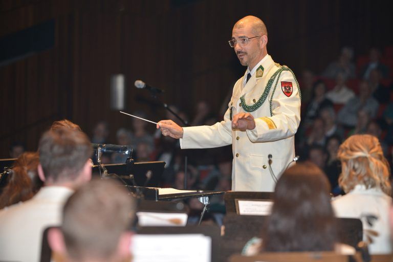 „Militärmusikfreunde Vorarlberg“ feiern Jubiläum in Wolfurt: Militärkapellmeister Major Wolfram Öller als erfolgreicher Dirigent und Komponist.