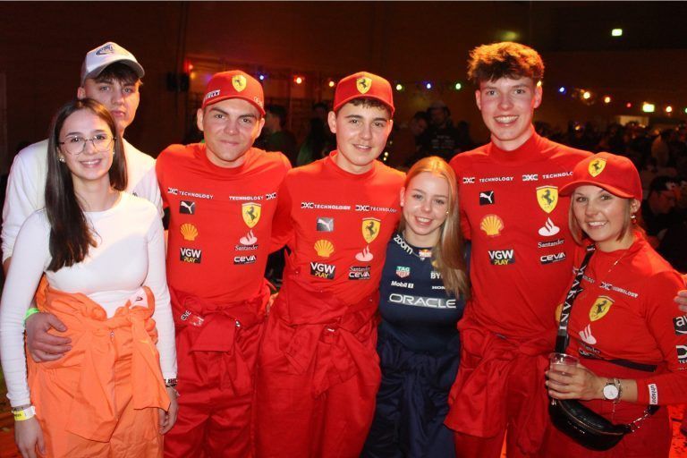 Im Dschungel ging die Party ab : Formel 1 im Dschungel? Wohl irgendwo falsch abgebogen . . .?