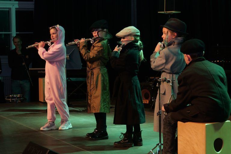 Musikschule rockt im Faschingsfieber: Die "Wild Pipes" führten "The Pink Panther" auf.