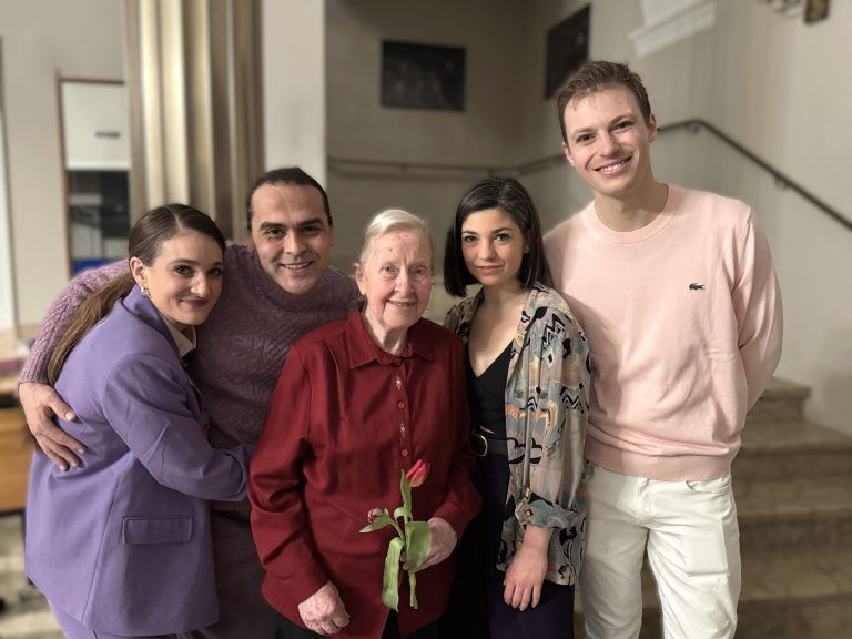Das Ensemble mit Maria Lisa Huber, Suat Ünaldi, Isabella Campestrini und Nico Raschner sowie Maria Hagleitner, die in den Videoeinspielungen Teil der Inszenierung wurde.