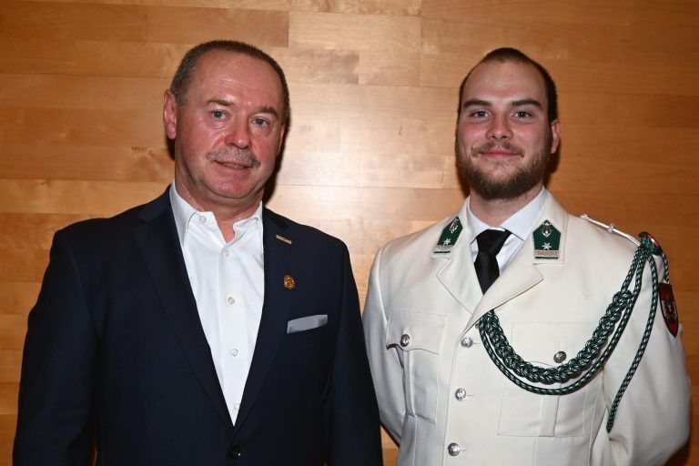 „Militärmusikfreunde Vorarlberg“ feiern Jubiläum in Wolfurt: Ehrung für Vereinskassier Vizeleutnant Fritz Heidenkummer, im Bild mit seinem Nachfolger Wachtmeister Thomas Rüscher. (Foto: Koppitz/BMLV)