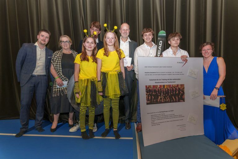 Akrobatik vom Feinsten im Cubus: Obmann August Reis gratulierte den Hauptpreis-Gewinnern der Tombola.