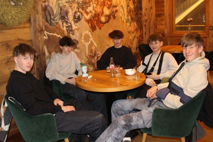 Berghaus machte Skiwoche zum Traum: Die Pechvögel der Schulskiwoche: Anton Fuchs, Marco Mathis, Tobias Schütz, Theodor Fuchs und Elias Meusburger (v. l.) hatten sich verletzt – Sportlehrerin Helga Vögel: „zum Glück nichts Schlimmes“ – und mussten sich für den Rest der Woche mit Freizeitbeschäftigung abseits der Pisten begnügen.