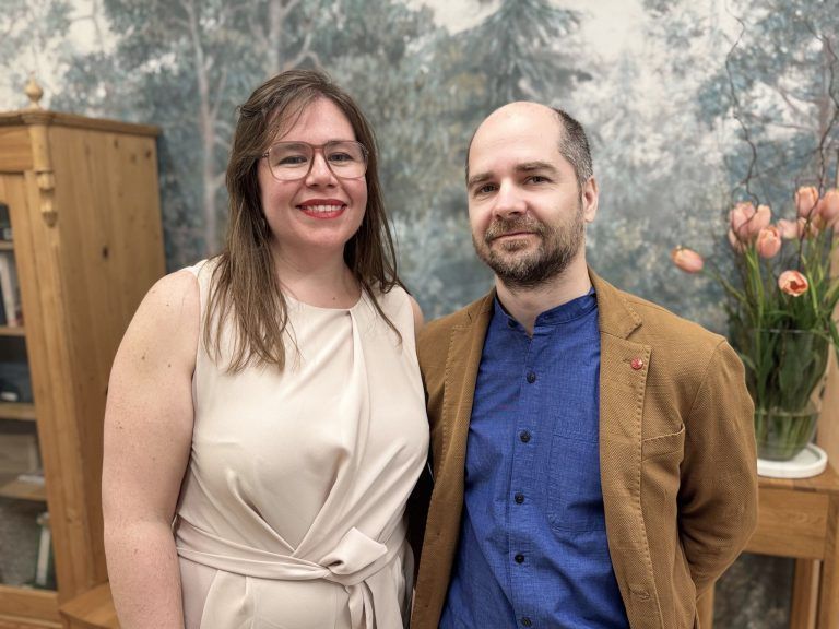 Breites medizinisches Angebot: Klinische Psychologin Lena Menghin mit Marc.