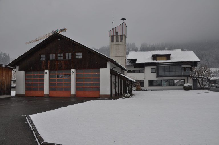 Das derzeitige Feuerwehrhaus, die neue Lagerhalle soll in Blickrichtung re des bestehenden Gebäudes errichtet werden