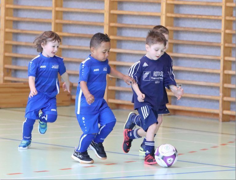Gastgeber mit Sieg und Podestplätzen: Kinderfußball steht im Mittelpunkt. Viele Eltern werden den Bambinis auf die Beine schauen. (Bildergalerie)