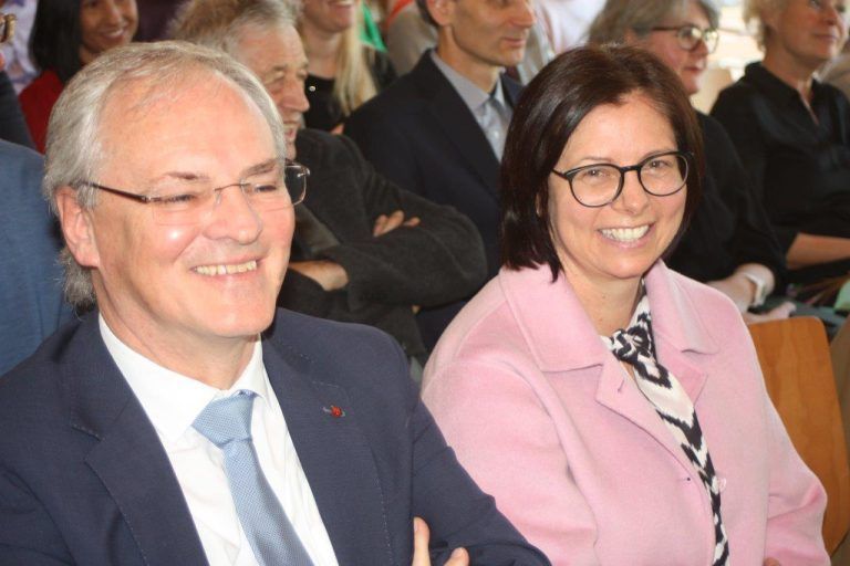 Neues Haus nimmt die Kinder in die Mitte: Pfarrer Walter Juen nahm die Segnung vom Kinderhaus Markt vor. Alle Pädagoginnen vom neuen Kinderhaus Markt Rankweil mit Leiterin Andrea Fussenegger und Mitarbeiterin Elisa Köck. Viele Ehrengäste bei der Eröffnung. Musikalische Umrahmung durch den Kinderchor des neuen Hauses. Andreas Prenn, Helmut Jenny und Klaus Pirker waren bestens gelaunt. Andreas Prenn und Klaus Pirker. Harald Sonderegger und Katharina Wöß-Krall in Feierlaune. (Bildergalerie)