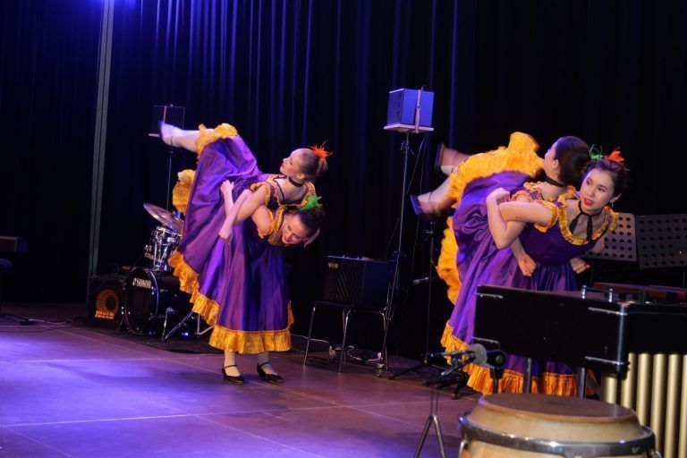 Musikschule rockt im Faschingsfieber: Ballettklasse von Verena Russo-Haftel mit artistischem Auftritt.