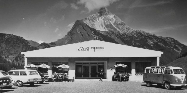 Aus Backstube wurde „Hotel Walserberg“: Im zweiten Winter – 1965/66 – war die Bäckerei bereits durch eine Etage mit einem Café – einem beliebten Après-Ski-Treffpunkt – und Gästezimmern ergänzt worden.
