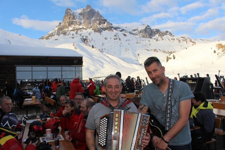 Jetzt wird es am Hochtannberg laut : Am Salober laden jeden Samstag ab 15 Uhr die Alpengrageeler Andi (links) und Gerd Amann zum Aprés Ski mit Live Musik ein.