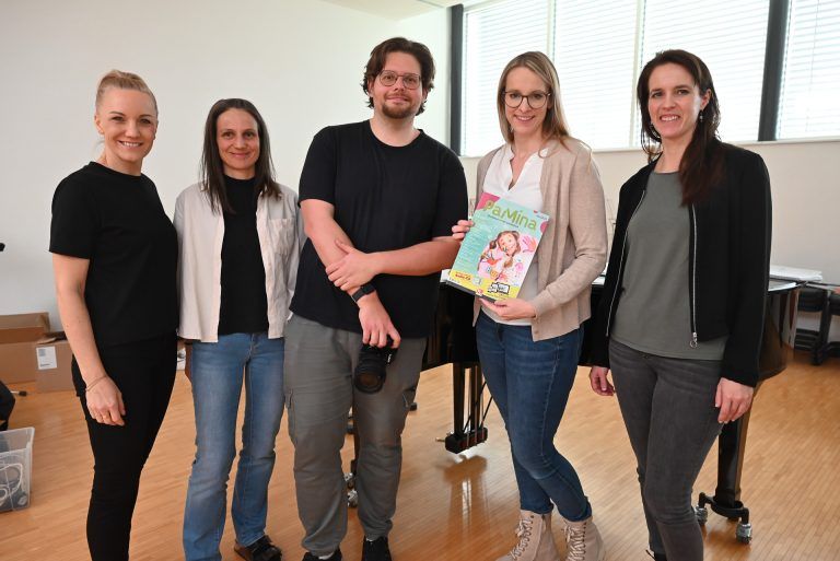 Schüler tanzen zu Mobbing-Song : Sängerin Ingrid Hofer, Choregrafien und Lehrerin Martina Natter, Elbling-Filmer Florian Augustus Alexander und die PaMina-Verantwortlichen Maria und Christine Heiß (v.l.n.r.).