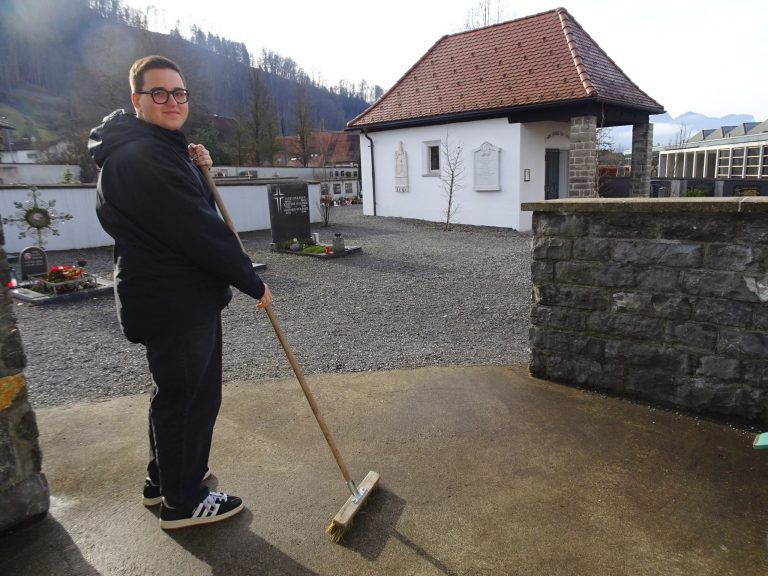 Zwischen Kirche, Friedhof und Gemeinschaft: Benedikt gefällt aber auch, dass er nicht nur am Computer sitzen muss, sondern auch handwerklich oft anpacken muss.