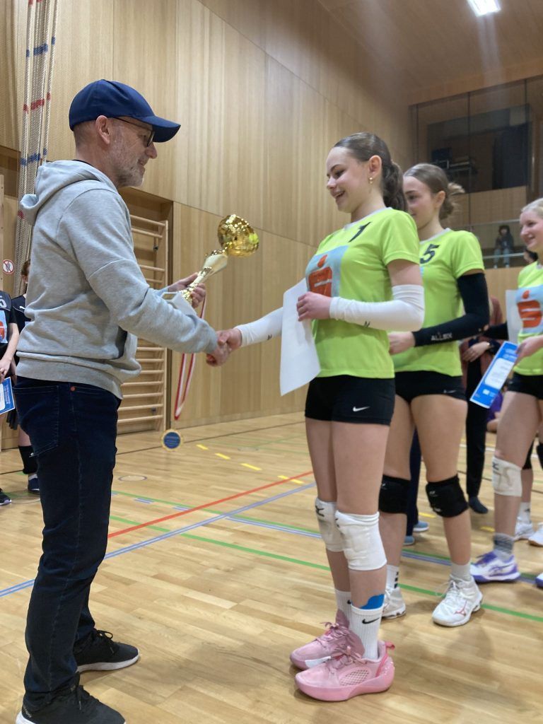 Gold für das BG Rebberggasse: Fachinspektor Conny Berchtold mit Anna (Pokal); Victoria,; Swea; Carla; Gruppe (Bildergalerie)
