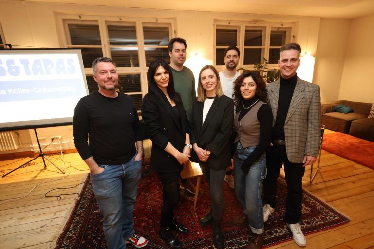 Gastgeber Vincent Ribbers, RA Nina Steinmayr, Thomas Gabriel, Pia Koller, Nicolas Tschaikner, Shideh Heravi und Bernd Tomaselli. AME