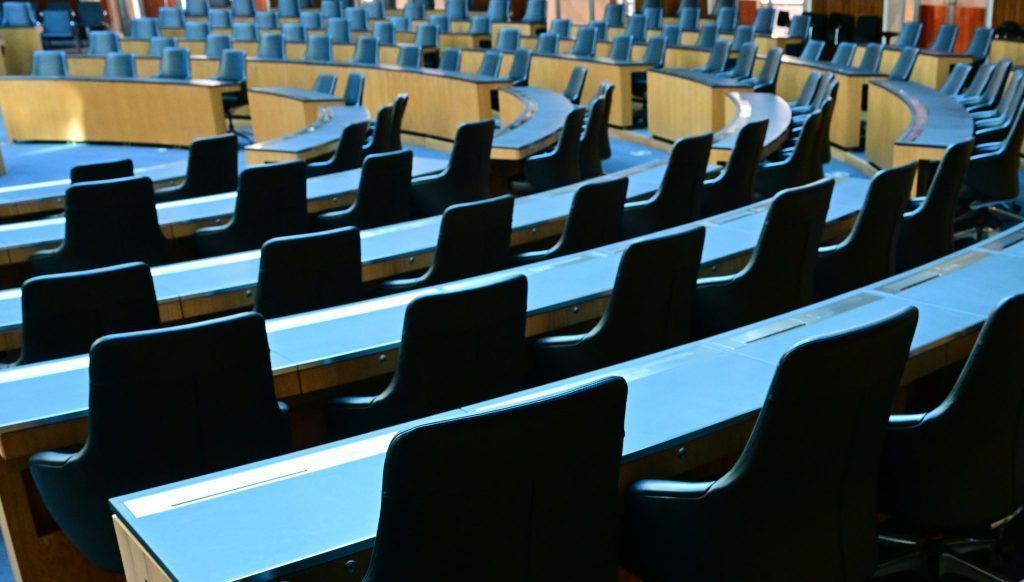 Leerer Sitzungssaal: Was die Abgeordneten jetzt machen